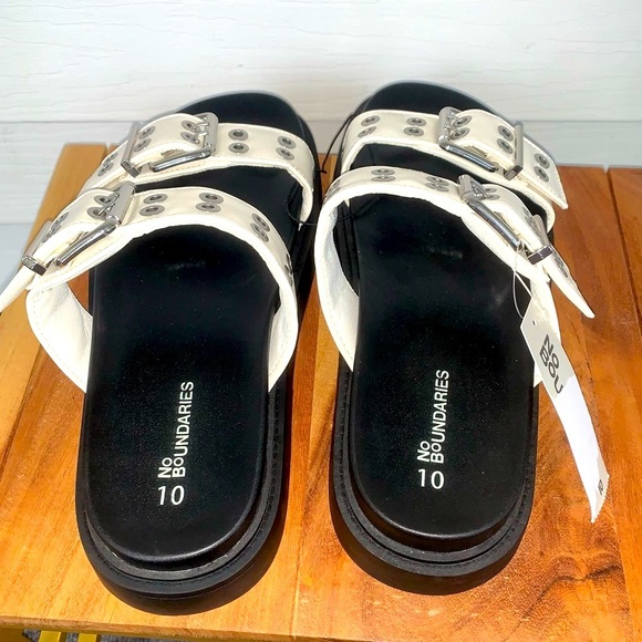 Women’s NWT No Boundaries Black and White buckle Sandals - Picture 3 of 4